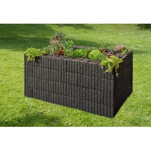 Anthrazitfarbener Mini Pflanzstein als Beetbegrenzung mit Bepflanzung im Garten.