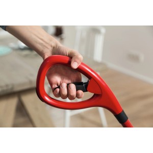 Hand betätigt roten Vileda Sprüh-Wischer 1-2-SprayMax Griff. Reinigungsgerät für Böden.