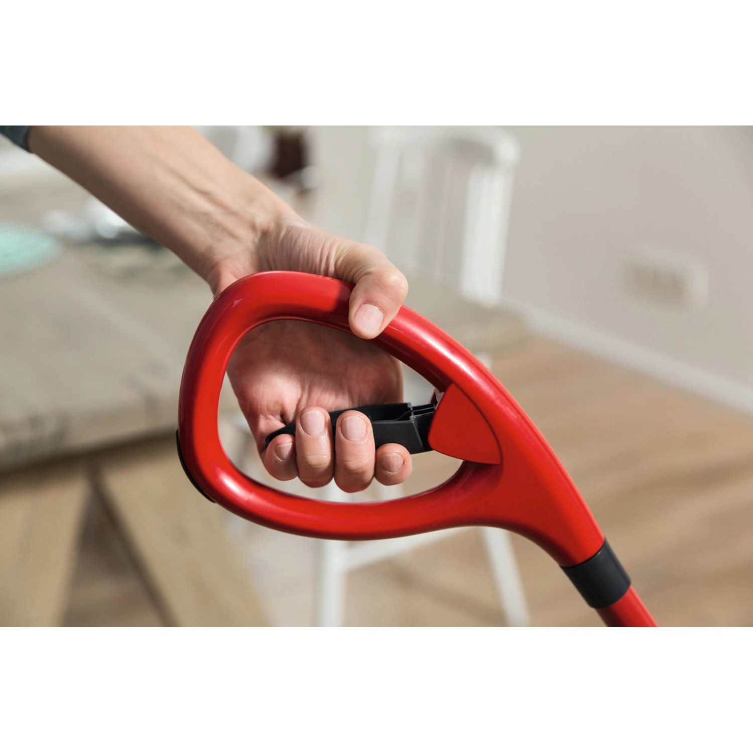 Hand betätigt roten Vileda Sprüh-Wischer 1-2-SprayMax Griff. Reinigungsgerät für Böden.