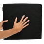 Anthrazitfarbenes Beautissu BeauErgo Sitzkeilkissen. Eine Hand berührt die Antirutsch-Oberfläche. Für Rückenentlastung & Haltung.