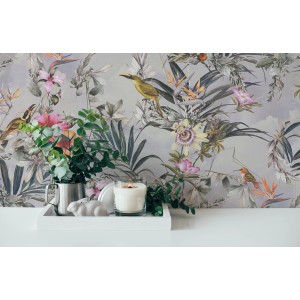 Vliestapete mit Blumenmuster in Grau und Rosa. Dekorative Tapete mit floralem Design.