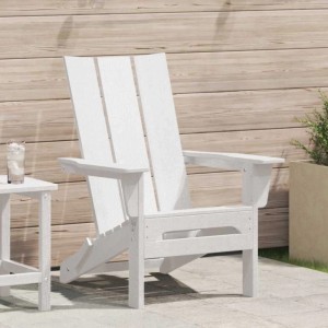 Weißer klappbarer Adirondack-Stuhl aus robustem HDPE auf einer Terrasse. Ideal für Garten und Outdoor-Bereich.