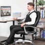 Schwarzer Songmics Chefsessel mit Wippfunktion im Büro.