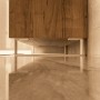 Weiße HEVVA LUXEMBURG Möbelfüße, 10 cm hoch, stützen ein Holzmöbelstück. Stabiles Design für Möbelbeine.