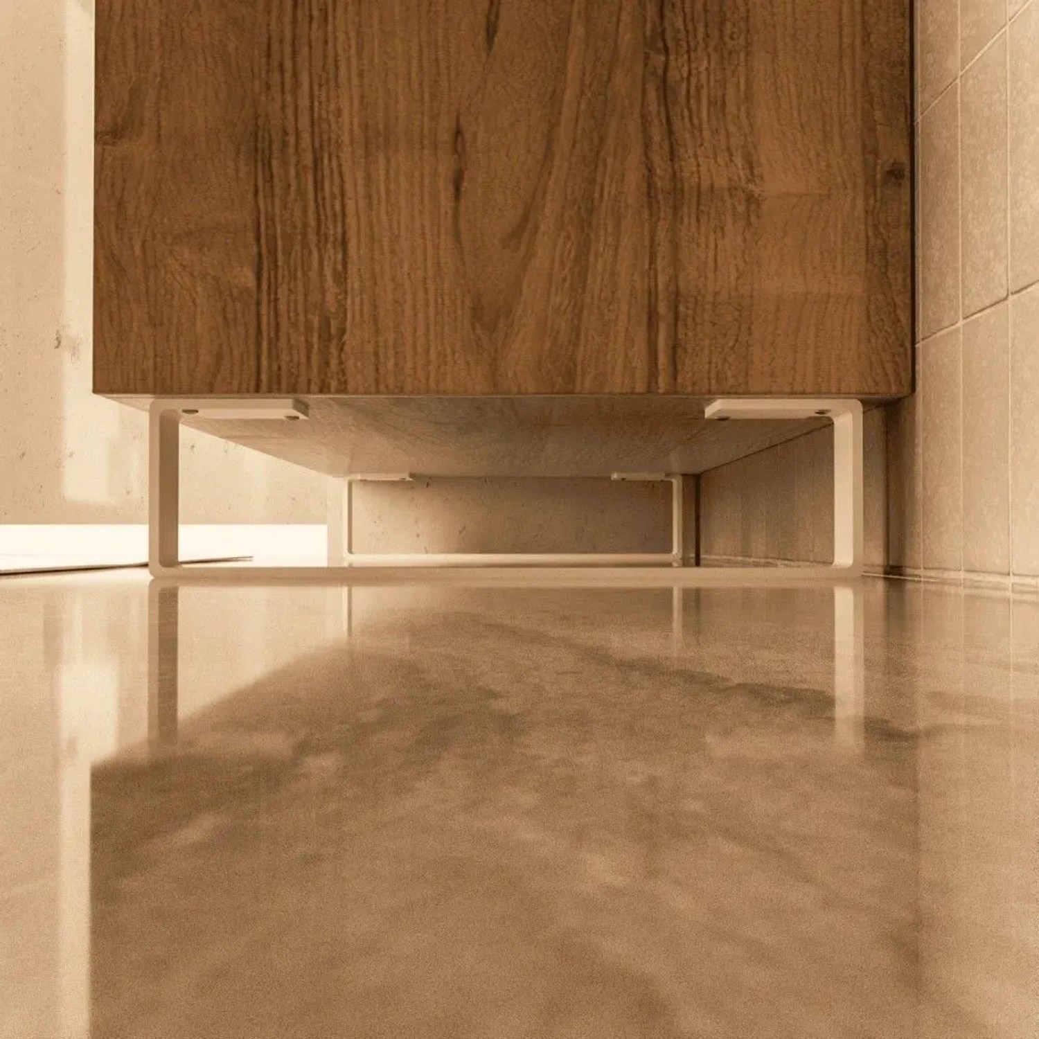 Weiße HEVVA LUXEMBURG Möbelfüße, 10 cm hoch, stützen ein Holzmöbelstück. Stabiles Design für Möbelbeine.