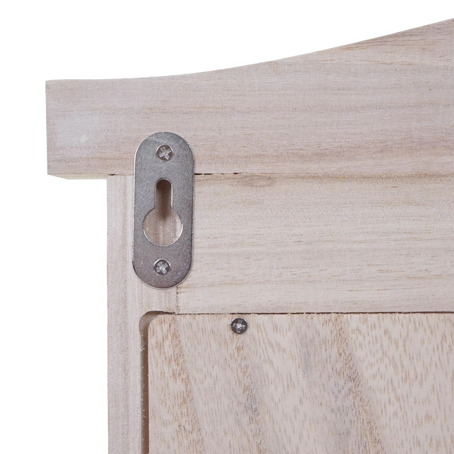 Detailansicht der Rückseite des naturbraunen MCW Wandspiegels mit Fensterläden, Fokus auf Aufhängung.