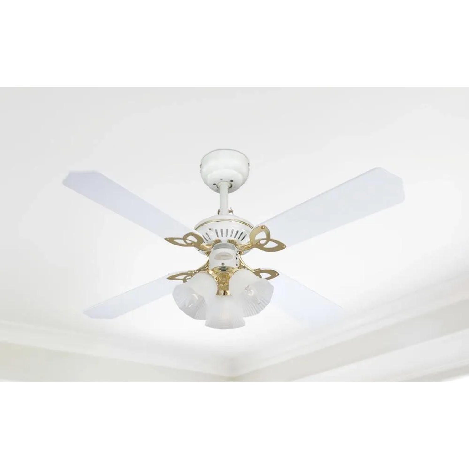 Weißer WESTINGHOUSE Deckenventilator Princess Trio 105 cm mit Beleuchtung und Zugketten.