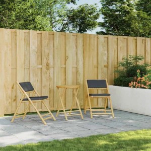 Zwei klappbare Bambus-Bistrostühle mit dunkelgrauen Kissen auf einer Terrasse. Perfekt als Gartenstühle.
