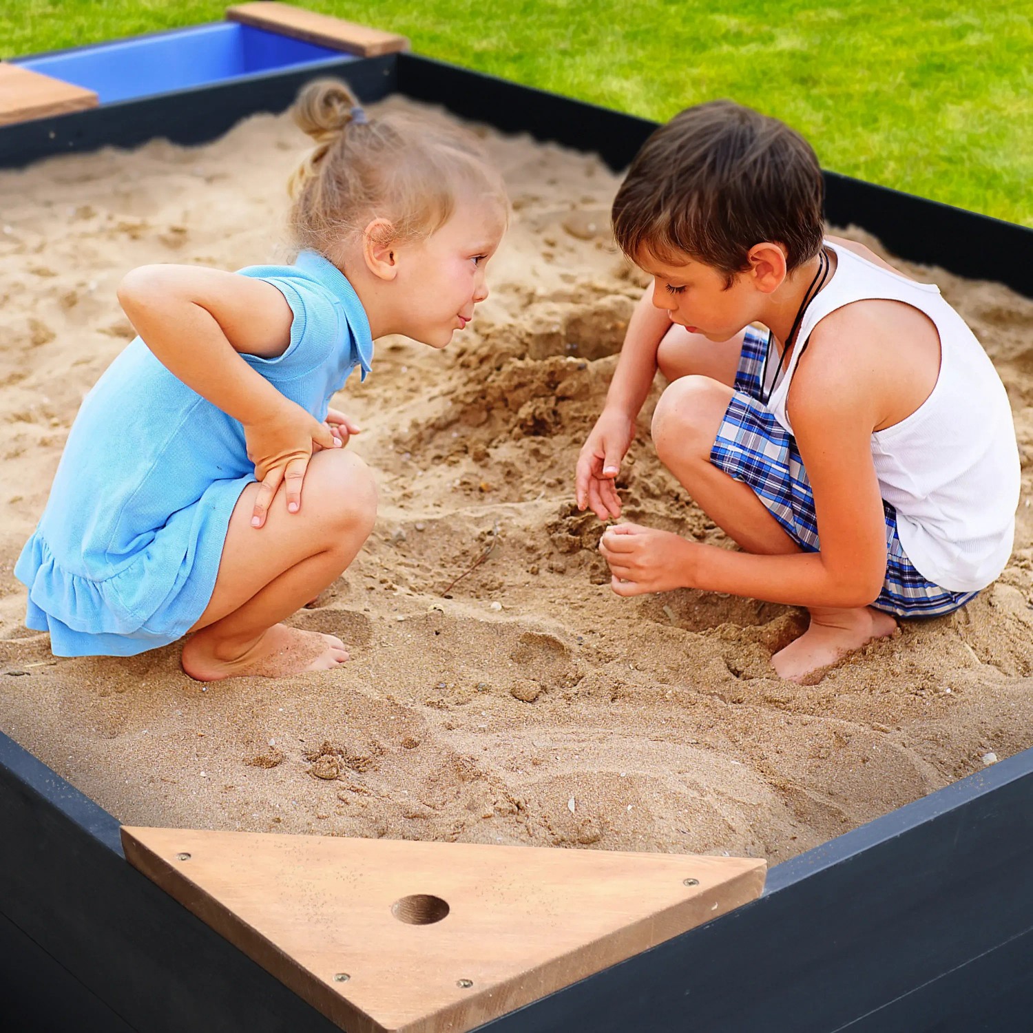 Axi Kelly Sandkasten mit Kindern beim Spielen im Sand, mit Becken und Sitzbank, anthrazit-braun.