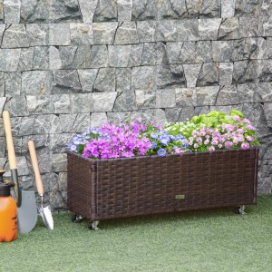 Braunes Outsunny Rattan Hochbeet mit Blumen und Rädern vor Steinwand.