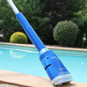 Pool Blaster Aqua Broom Poolreiniger, blau, mit Teleskopstange am Poolrand.