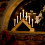 Konstsmide Holzleuchter mit 7 Lichtern, naturfarben, für stimmungsvolle Weihnachtsdekoration im Innenbereich.