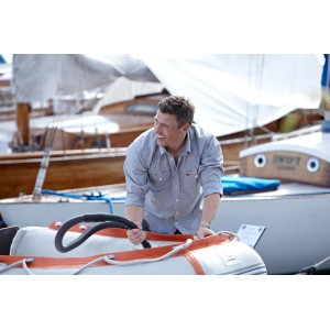 Mann pumpt Schlauchboot mit Nilfisk Blasadapter-Kit auf. Zubehör für NT Sauger.