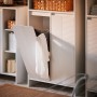 SoBuy Hochschrank mit Wäschesack (weiß). Badschrank mit Fächern und Kippfach für Wäsche.
