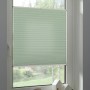Schöner Wohnen Plissee Milla, 90x130 cm, Grün, am Fenster montiert.