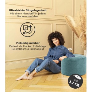 Petrolfarbener mokebo Minipouf Hocker als Beistelltisch und Fußhocker mit Frau.