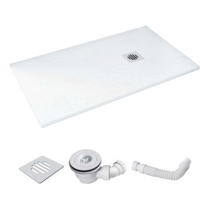 Rechteckige, weiße Duschwanne in Schieferoptik mit Ablaufgarnitur und flexiblen Schlauch.