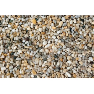 Nahaufnahme von buntem Fallschutzkies (4-8 mm) im Big-Bag, ideal für Spielplätze.