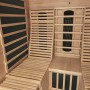 Innenansicht der schwarzen Artsauna Infrarotkabine Helsinki 150 mit Holzverkleidung und Sitzbänken.