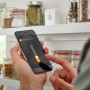 Philips Hue Bewegungsmelder Indoor in Weiß wird per App gesteuert.