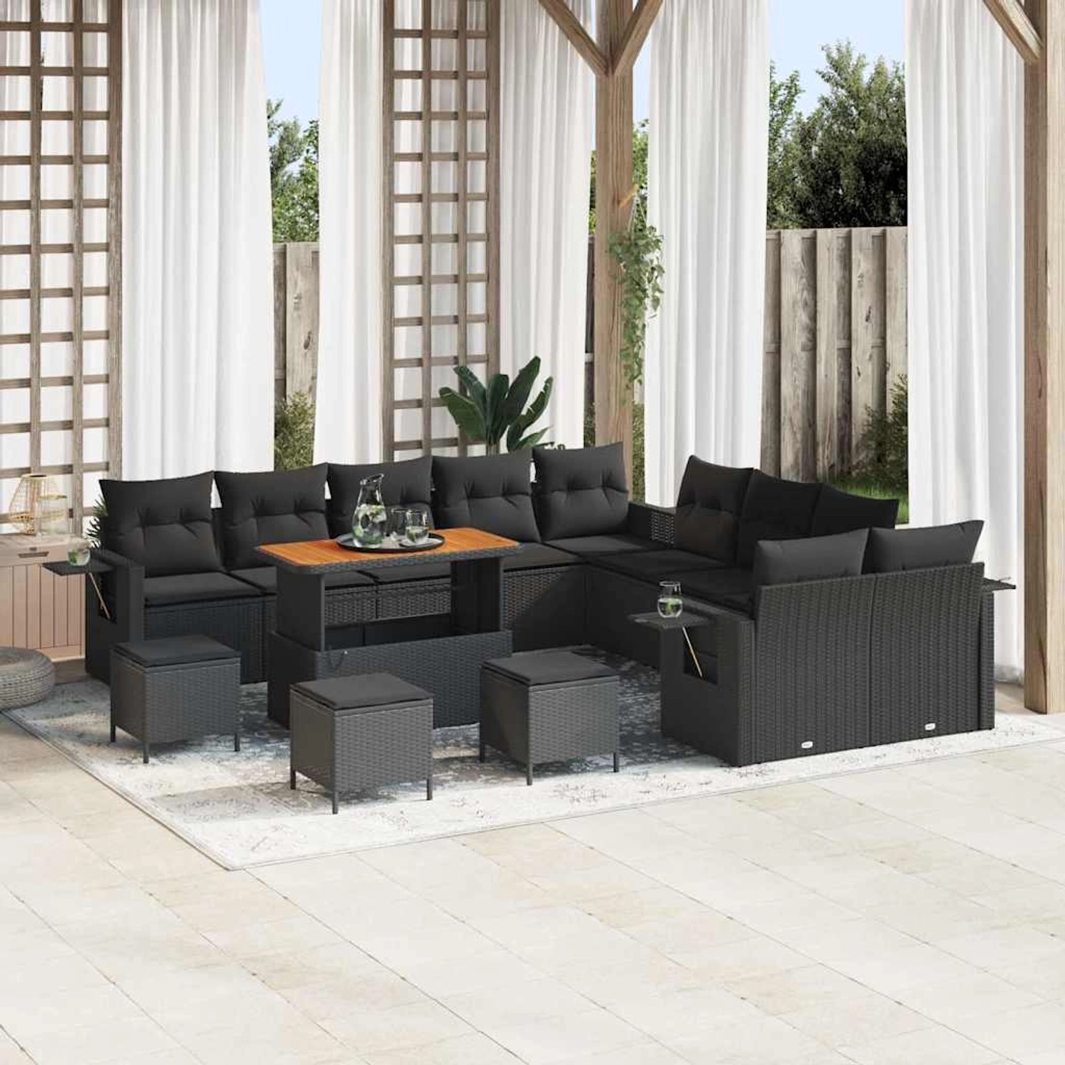 Schwarzes 14-teiliges Garten-Sofa-Set aus Poly-Rattan mit Tisch und Hockern.