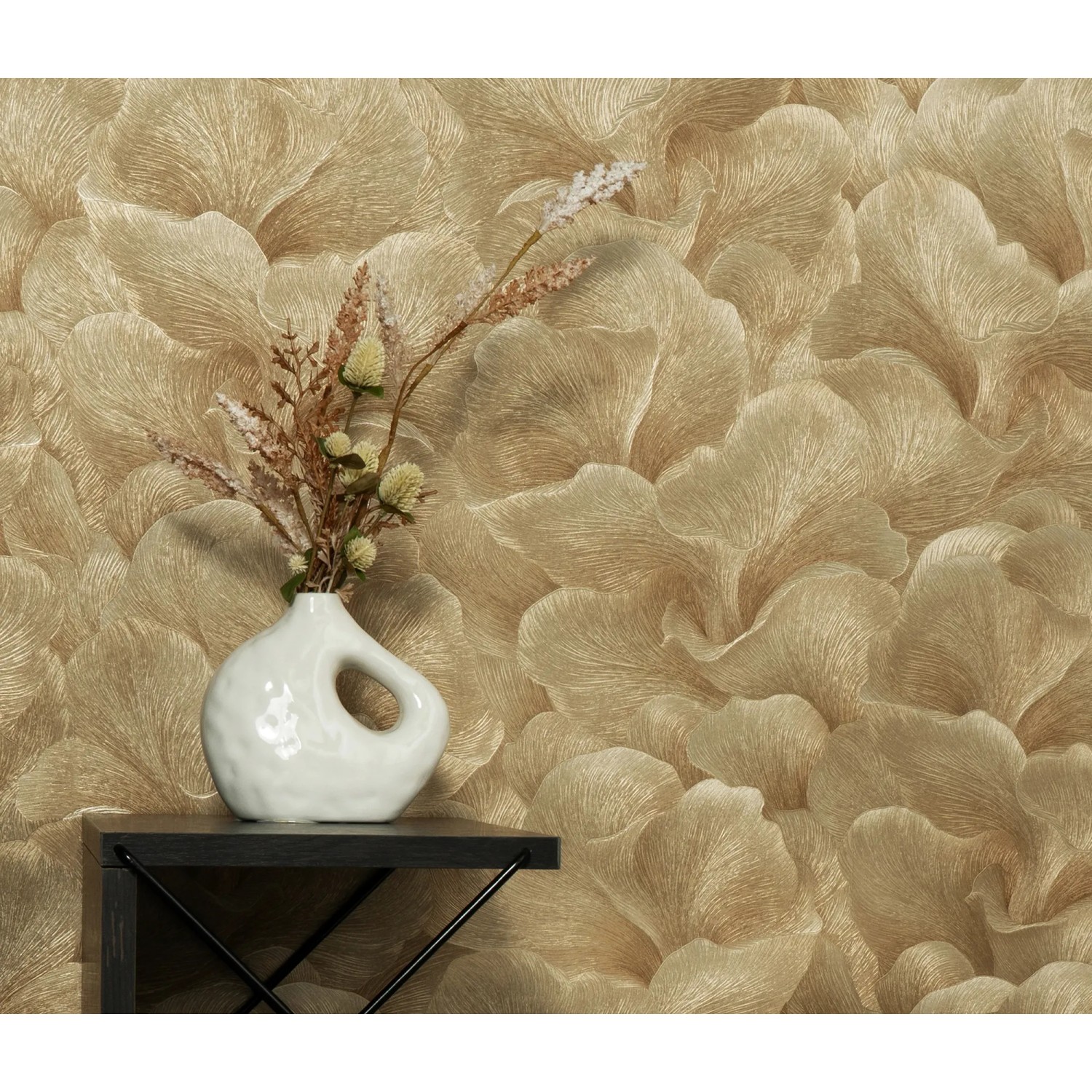 Erismann Vliestapete Fashion for Walls Floral Glow Gold mit Blumenmuster und Glanzeffekt.