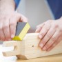 Schleifen von Holz mit LUX-TOOLS Schleifschwamm (Set, 6 Stk.).