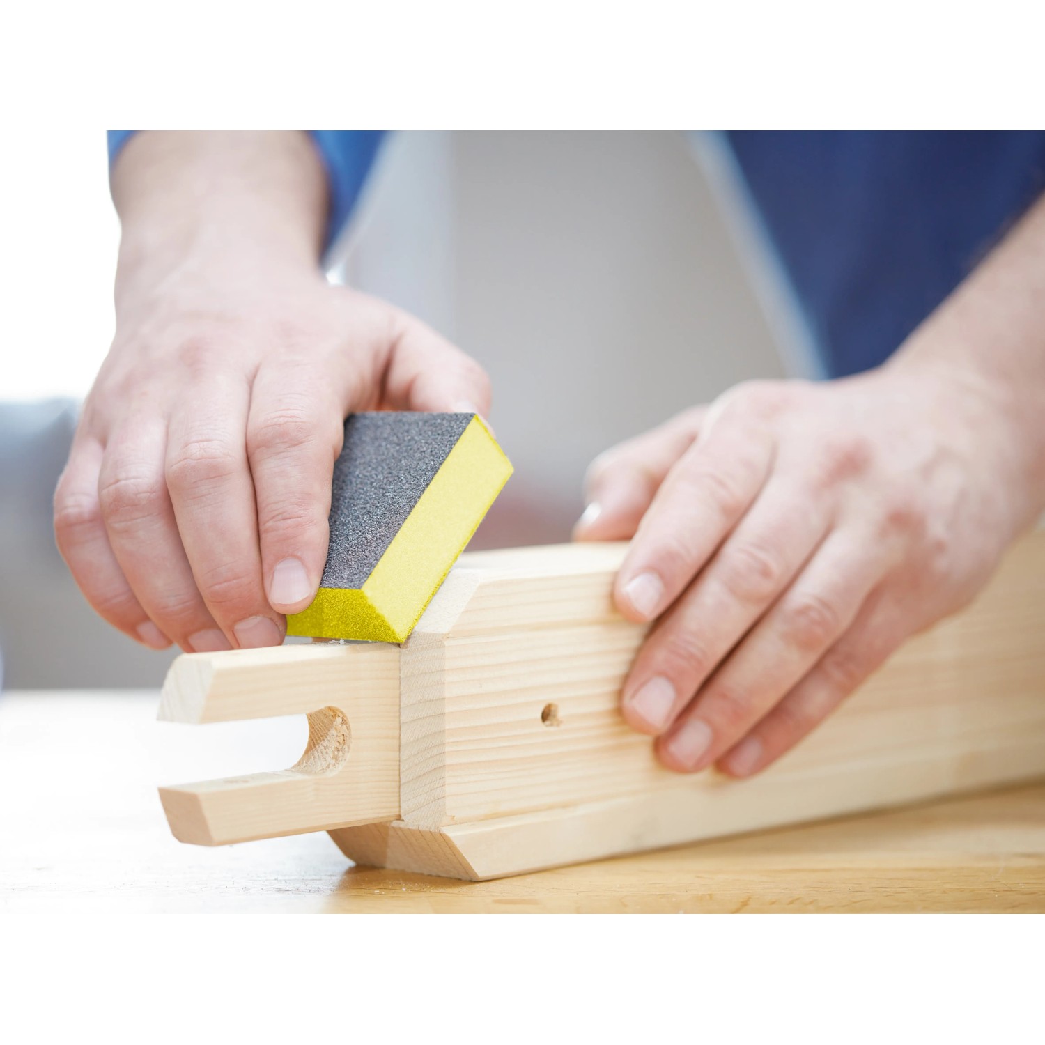 Schleifen von Holz mit LUX-TOOLS Schleifschwamm (Set, 6 Stk.).