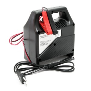 Schwarzes Wiltec Batterieladegerät 6V 12V mit Tragegriff, roten/schwarzen Polzangen und Netzkabel für Kfz, Motorrad.