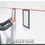 Einhell TC-LL 1 Lasernivelliergerät projiziert rote Laserlinie zur Ausrichtung von Bildern an Wand.