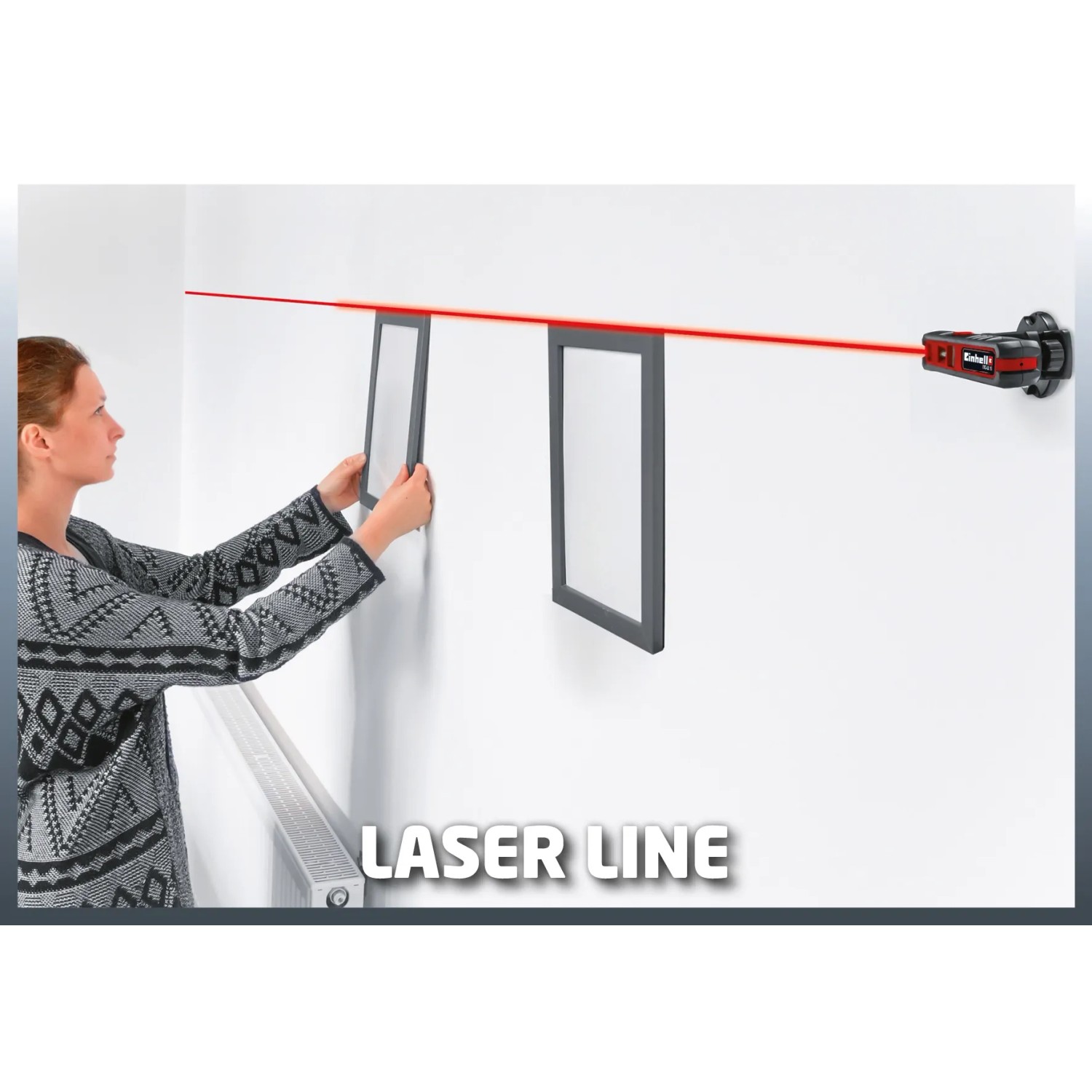 Einhell TC-LL 1 Lasernivelliergerät projiziert rote Laserlinie zur Ausrichtung von Bildern an Wand.