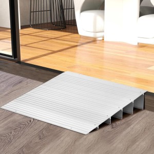 Silberne Aluminium Türschwellenrampe mit geriffelter Oberfläche, 13 cm hoch, für barrierefreie Eingänge.
