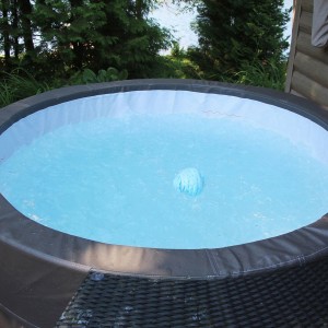 Canadian Spa Whirlpool mit Reinigungsball zur Entfernung von Oberflächenrückständen.