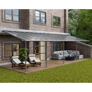 Graue Palram Canopia Terrassenüberdachung Sierra (971x295cm) am Haus mit Gartenmöbeln.