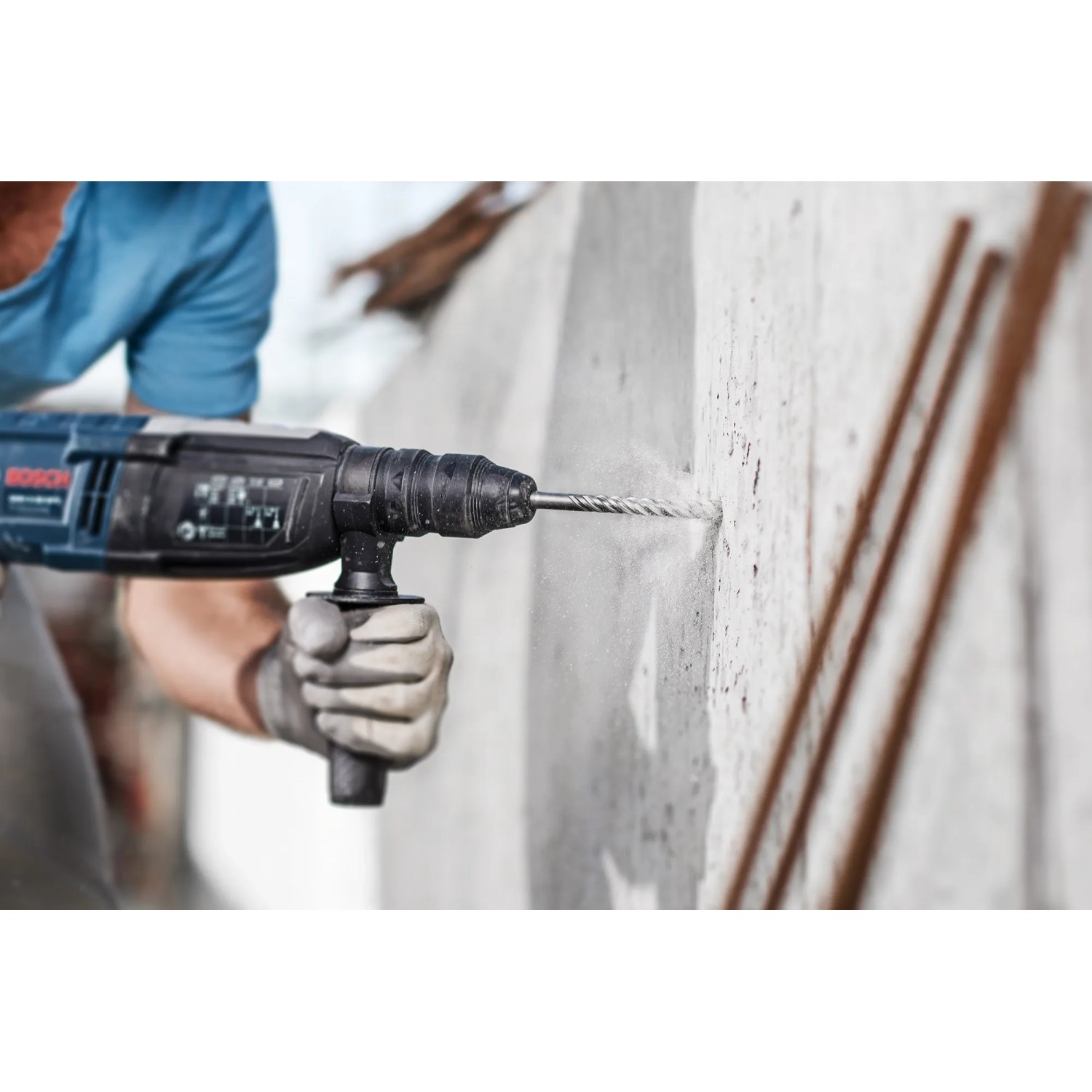 Bosch Hammerbohrer SDS Plus-3 im Einsatz: Bohren in Betonwand. Betonbohrer mit 16 mm Durchmesser.