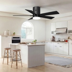 Schwarzer 42 Zoll Deckenventilator mit 5 Flügeln und LED-Licht in moderner Küche. Mit Fernbedienung.