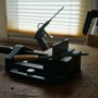 Wiltec Maschinenschraubstock aus Gusseisen auf Werkbank, spannt Metall für präzise Arbeiten. Bohrmaschinenschraubstock.
