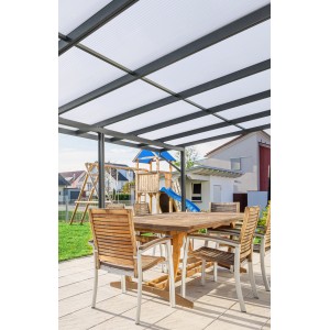 Anthrazit Terrassendach Premium mit Acryl Stegplatten und Sitzgruppe im Garten.