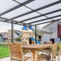 Anthrazit Terrassendach Premium mit Acryl Stegplatten und Sitzgruppe im Garten.