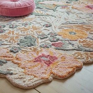 Mehrfarbiger Flair Rugs Wollteppich Daphne mit floralem Muster und geformten Kanten auf Holzboden. Ideal für Wohnzimmer.