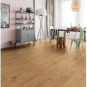 Wohnraum mit wasserfestem Laminat Major Oak von Kronoflooring Binyl Pro, Landhausdielenoptik.