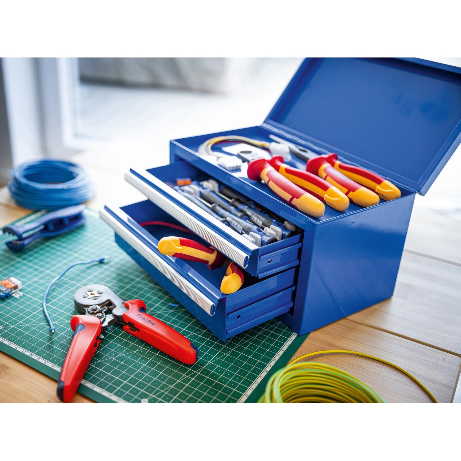 Blaue Mini Toolbox aus Metall mit Werkzeug und Zubehör, 26x17x28 cm. Aufbewahrungsbox für Kleinteile.
