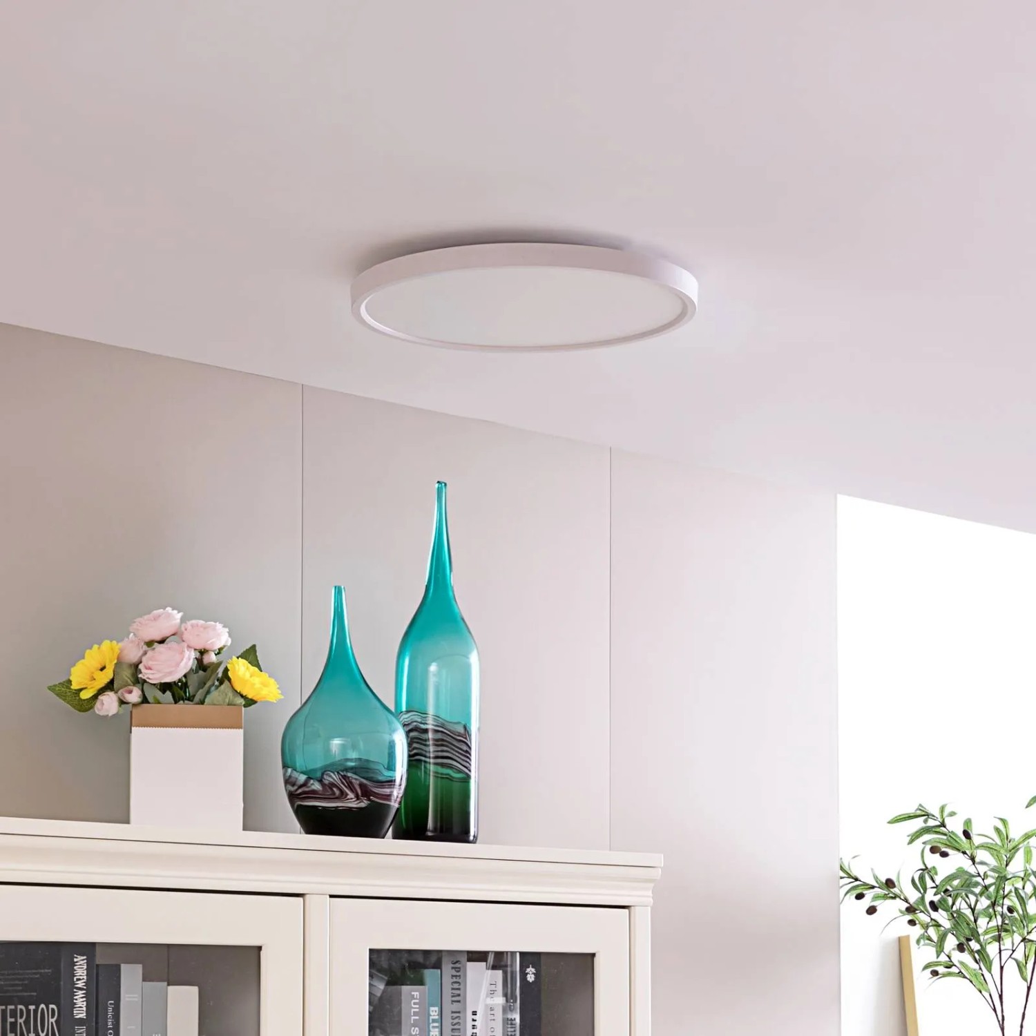 Weiße, runde Lindby LED Smart Home Deckenlampe Denora für Wohnzimmer.