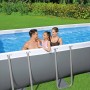 Bestway Stahlrahmenpool-Set mit Familie im Garten. Rechteckiger Pool mit grauem Rahmen und Poolleiter.