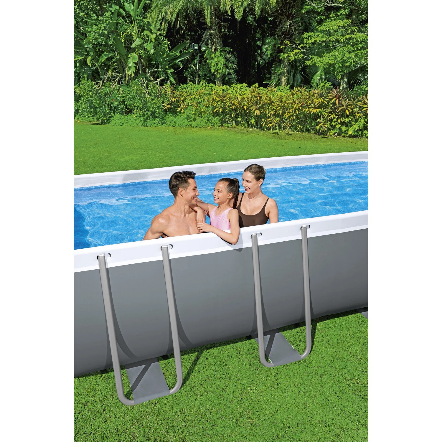 Bestway Stahlrahmenpool-Set mit Familie im Garten. Rechteckiger Pool mit grauem Rahmen und Poolleiter.