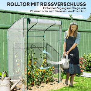 Transparentes Furnicato Foliengewächshaus mit Tür und gebogenem Dach im Garten.