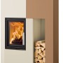 Haas+Sohn Ascim II Kaminofen, Wärmespeicherbeton weiß, 7,5 kW mit Holzscheiten im Fach.