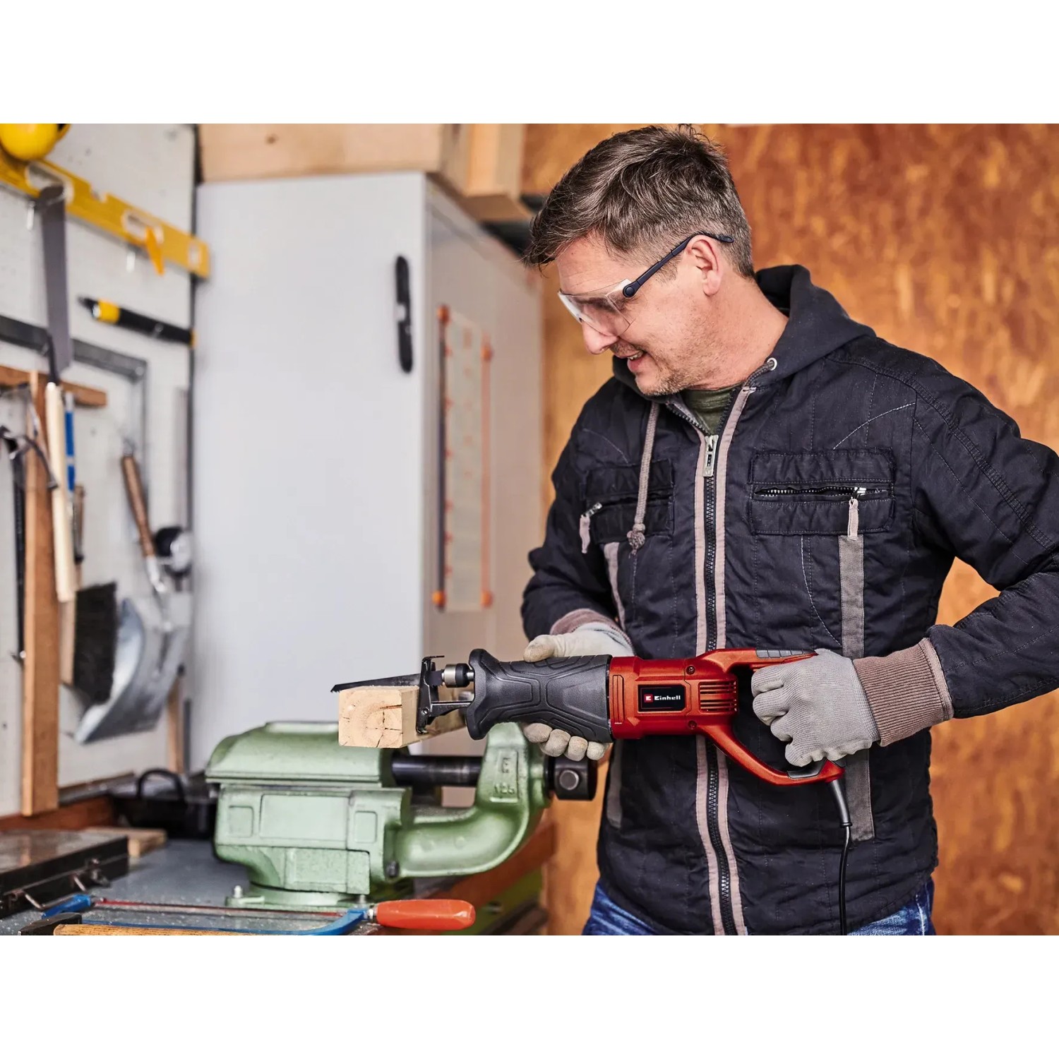Einhell TC-AP 690 E Universalsäge im Einsatz beim Holzsägen in der Werkstatt.