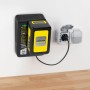 Kärcher Schnellladegerät Battery Power 18V an der Wand montiert und mit Akku.
