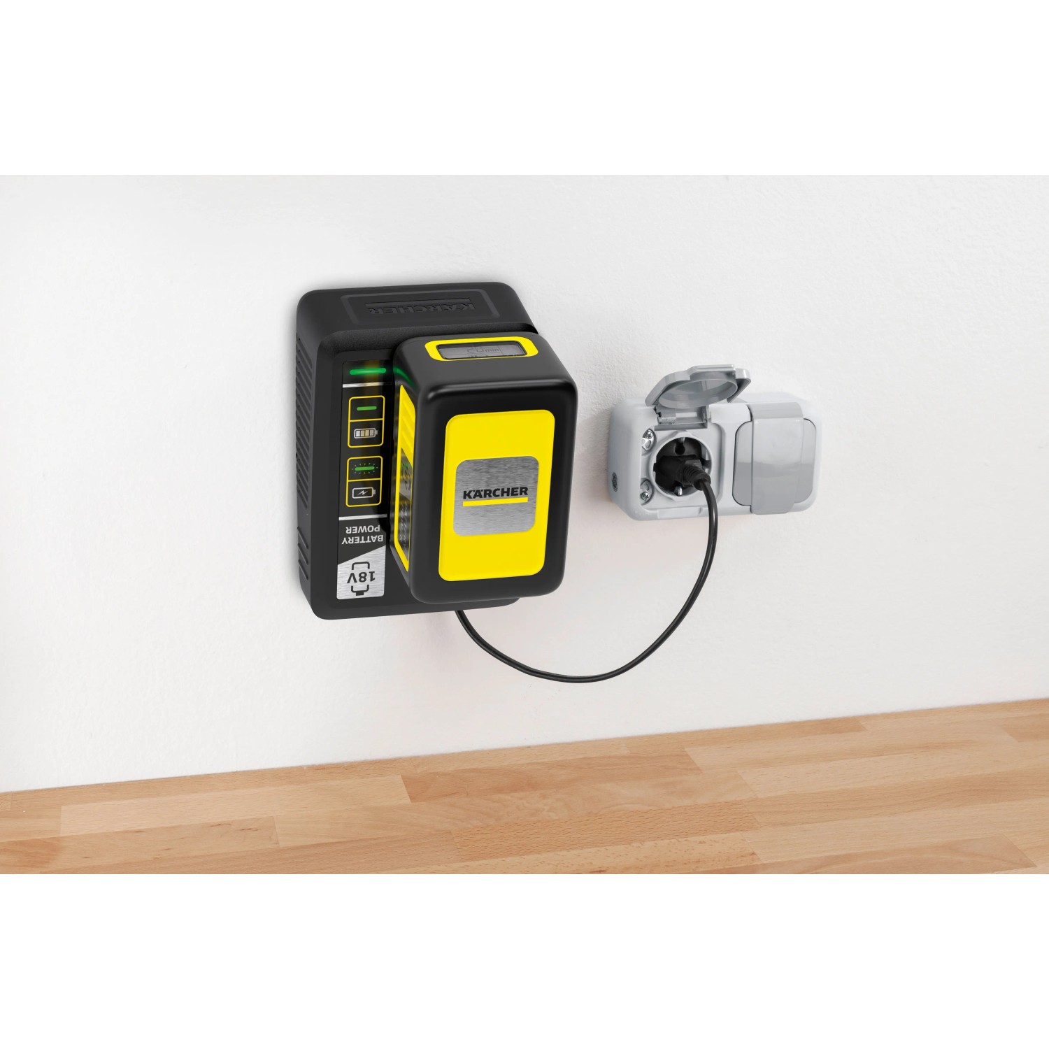 Kärcher Schnellladegerät Battery Power 18V an der Wand montiert und mit Akku.